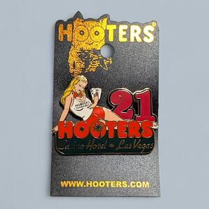 Hooters Pin 2004 Las Vegas Casino Blackjack 21 Girl Holding Cards